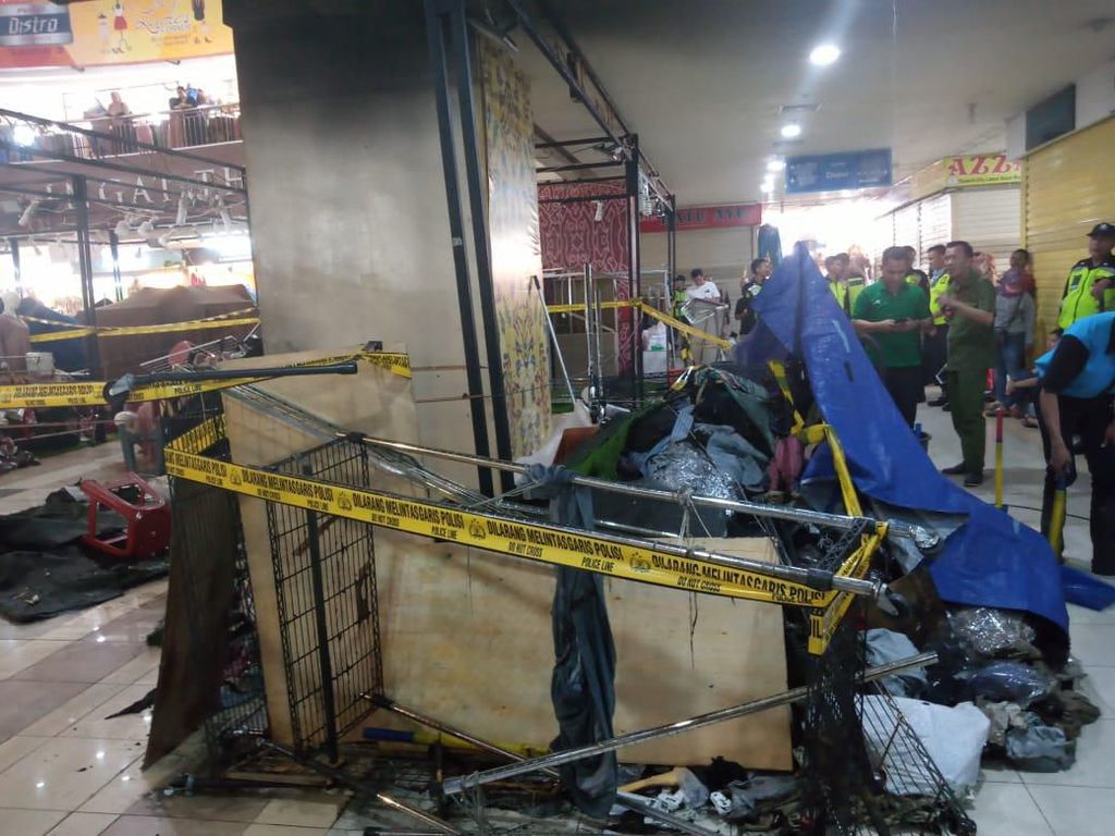 Penampakan Lapak Pakaian yang Hangus di Thamrin City Penampakan Lapak Pakaian yang Hangus di Thamrin City
