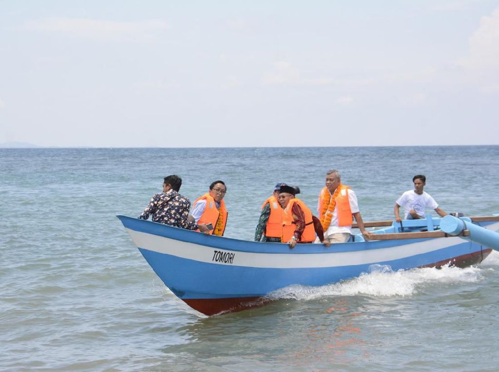 KKP dan SKK Migas Beri Bantuan 10 Kapal Ikan untuk Nelayan NTB KKP dan SKK Migas Beri Bantuan 10 Kapal Ikan untuk Nelayan NTB