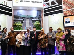 MPR Bagi-bagi Buku Gratis di Kampung Hukum MA