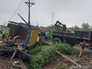 KA Hantam Truk di Klaten, Sopir Selamat Gegara Lompat dari Kemudi