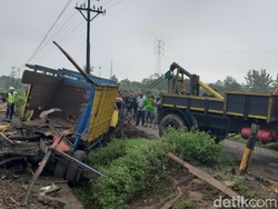 KA Hantam Truk di Klaten, Sopir Selamat Gegara Lompat dari Kemudi