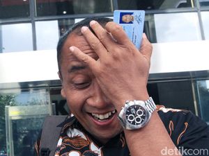 Usai Diperiksa KPK, Kalapas Kembangkuning Pamer KTP Usai Diperiksa KPK, Kalapas Kembangkuning Pamer KTP