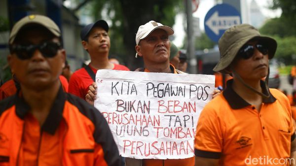 Momen Ratusan Pak Pos Geruduk Kantor Erick Thohir