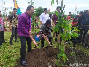 Kunjungi Surabaya, Ketua DPRD Bali Tanam 400 Pohon Bambu di Taman Harmoni