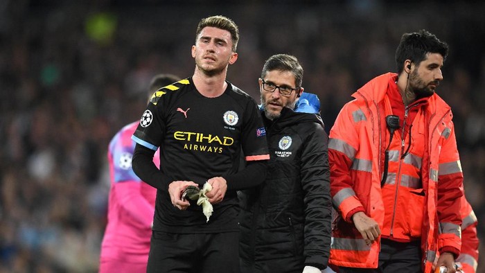 MADRID, SPAIN - FEBRUARY 26: Aymeric Laporte of Manchester City leaves the pitch due to injury during the UEFA Champions League round of 16 first leg match between Real Madrid and Manchester City at Bernabeu on February 26, 2020 in Madrid, Spain. (Photo by David Ramos/Getty Images)