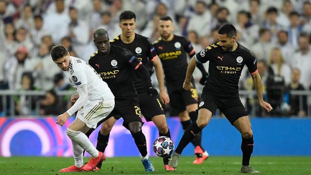 Real Madrid's Uruguayan midfielder Federico Valverde (L) challenges (From 2ndL) Manchester City's French defender Benjamin Mendy, Manchester City's Spanish midfielder Rodri and Manchester City's German midfielder Ilkay Gundogan during the UEFA Champions League round of 16 first-leg football match between Real Madrid CF and Manchester City at the Santiago Bernabeu stadium in Madrid on February 26, 2020. (Photo by OSCAR DEL POZO / AFP)