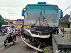Hindari Pemotor, Bus PO Sugeng Rahayu Hantam Jembatan di Klaten