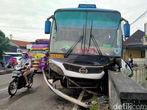 Hindari Pemotor, Bus PO Sugeng Rahayu Hantam Jembatan di Klaten Hindari Pemotor, Bus PO Sugeng Rahayu Hantam Jembatan di Klaten