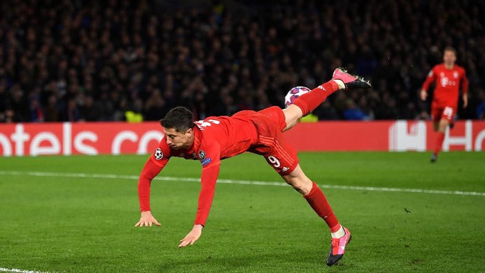 LONDON, ENGLAND - FEBRUARY 25: Robert Lewandowski of Bayern Munich attempts a scorpion kick during the UEFA Champions League round of 16 first leg match between Chelsea FC and FC Bayern Muenchen at Stamford Bridge on February 25, 2020 in London, United Kingdom. (Photo by Mike Hewitt/Getty Images)