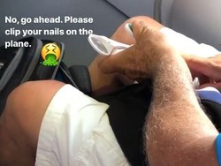 Ya Ampun! Traveler Ini Potong Kuku di Pesawat