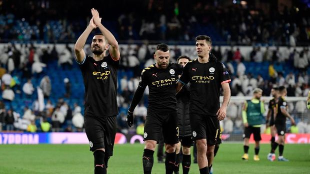 Mnachester City's players celebrate their win at the end of the UEFA Champions League round of 16 first-leg football match between Real Madrid CF and Manchester City at the Santiago Bernabeu stadium in Madrid on February 26, 2020. (Photo by JAVIER SORIANO / AFP)