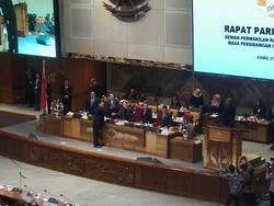 Video DPR Tetapkan Anggota KPU Pengganti Wahyu Setiawan