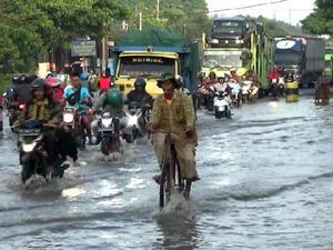 Banjir di Jalur Pantura Pasuruan Belum Surut, Lalin Merambat