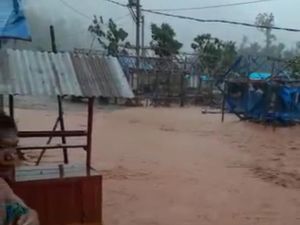 Banjir Lumpur Rusak Puluhan Hunian Sementara Warga di Konawe Utara Banjir Lumpur Rusak Puluhan Hunian Sementara Warga di Konawe Utara