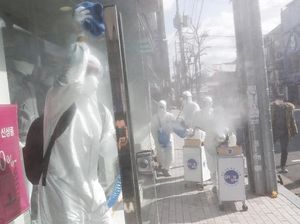 Viral Emak-emak Takut Corona, Sambut Anak di Bandara dengan Semprot Disinfektan