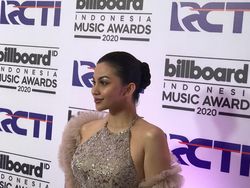 Glenn Fredly Persembahkan Coklat untuk Ariel Tatum