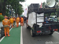 Demo Depan Kementerian BUMN Bubar, Pasukan Oranye Mulai Sapu Jalanan