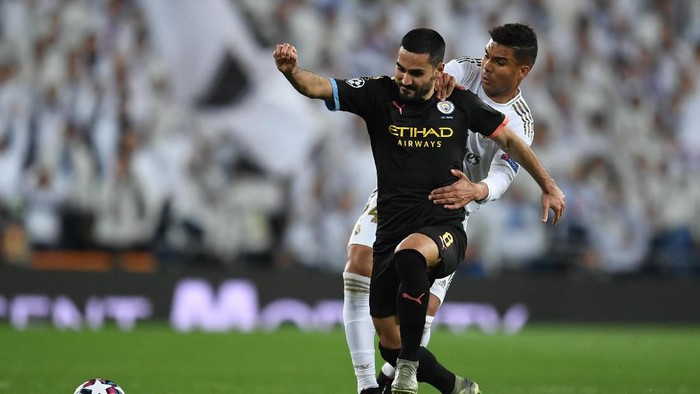 MADRID, SPAIN - FEBRUARY 26: Ilkay Gundogan of Manchester City is challenged by Casemiro of Real Madrid during the UEFA Champions League round of 16 first leg match between Real Madrid and Manchester City at Bernabeu on February 26, 2020 in Madrid, Spain. (Photo by David Ramos/Getty Images)