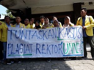 Mahasiswa Geruduk Ombudsman Desak UGM Tuntaskan Kasus Plagiat Rektor Unnes
