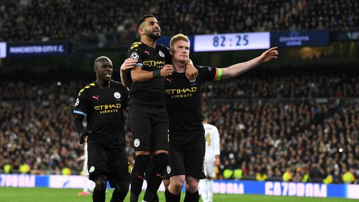 MADRID, SPAIN - FEBRUARY 26: Kevin De Bruyne of Manchester City celebrates with teammate Riyad Mahrez after scoring his teams second goal during the UEFA Champions League round of 16 first leg match between Real Madrid and Manchester City at Bernabeu on February 26, 2020 in Madrid, Spain. (Photo by David Ramos/Getty Images)