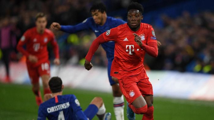 Alphonso Davies Bayern Munich LONDON, ENGLAND - FEBRUARY 25: Alphonso Davies of Bayern Munich in action during the UEFA Champions League round of 16 first leg match between Chelsea FC and FC Bayern Muenchen at Stamford Bridge on February 25, 2020 in London, United Kingdom. (Photo by Mike Hewitt/Getty Images)