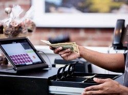 Kacau! Orang-orang Ini Lakukan Pencurian Saat Sedang Sarapan