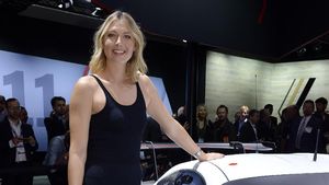 Terpesona Maria Sharapova (dan Porsche-nya)
