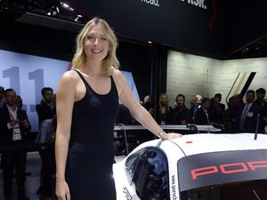 Terpesona Maria Sharapova (dan Porsche-nya)