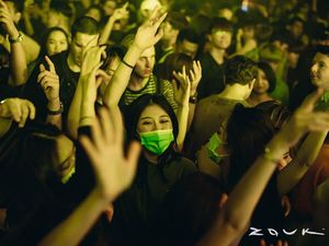 Safety First! Foto Viral Wanita Clubbing Pakai Masker Hindari Virus Corona
