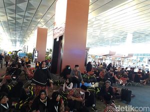 Jemaah Umrah Panik dan Kecewa Gagal Terbang dari Bandara