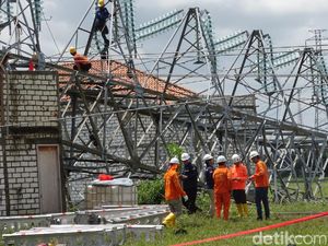 PLN Imbau Warga Tak Dekati Lokasi Tower yang Roboh di Rembang PLN Imbau Warga Tak Dekati Lokasi Tower yang Roboh di Rembang