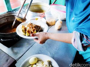 Kupat Tahu dan Lontong Kari Cicendo Kondang Sejak 53 Tahun Lalu
