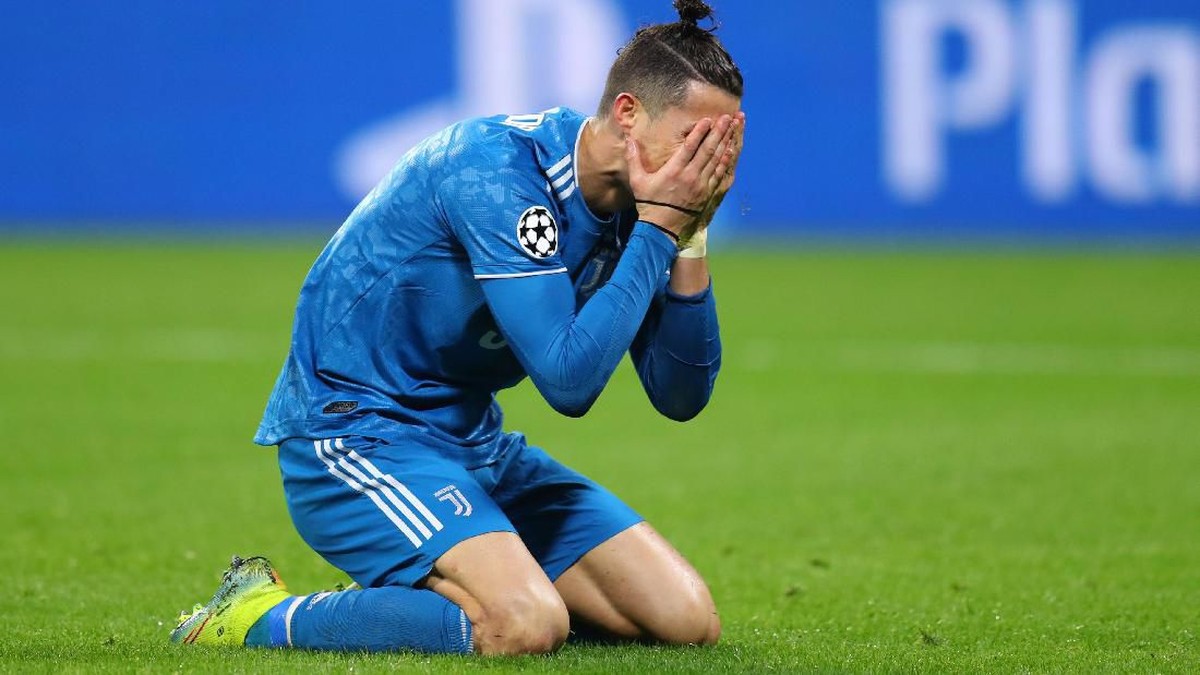 Cristiano Ronaldo dibuat tak berdaya saat Juventus ditekuk Lyon di leg pertama babak 16 besar Liga Champions. (Foto: Catherine Ivill/Getty Images)