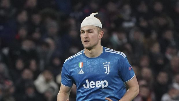 Juventus' Matthijs de Ligt plays with a bandage after sustaining a head injury during a round of sixteen, first leg, soccer match between Lyon and Juventus at the at the Lyon Olympic Stadium in Decines, outside Lyon, France, Wednesday, Feb. 26, 2020. (AP Photo/Laurent Cipriani)