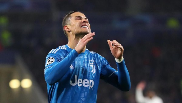 Cristiano Ronaldo Juventus vs Lyon LYON, FRANCE - FEBRUARY 26: Cristiano Ronaldo of Juventus reacts during the UEFA Champions League round of 16 first leg match between Olympique Lyon and Juventus at Parc Olympique on February 26, 2020 in Lyon, France. (Photo by Catherine Ivill/Getty Images)