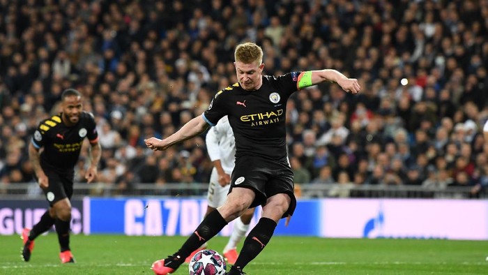 MADRID, SPAIN - FEBRUARY 26: Kevin De Bruyne of Manchester City scores a penalty for his teams second goal during the UEFA Champions League round of 16 first leg match between Real Madrid and Manchester City at Bernabeu on February 26, 2020 in Madrid, Spain. (Photo by David Ramos/Getty Images)