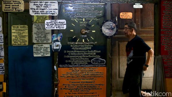 Detak Waktu Montir Jam di Ibu Kota