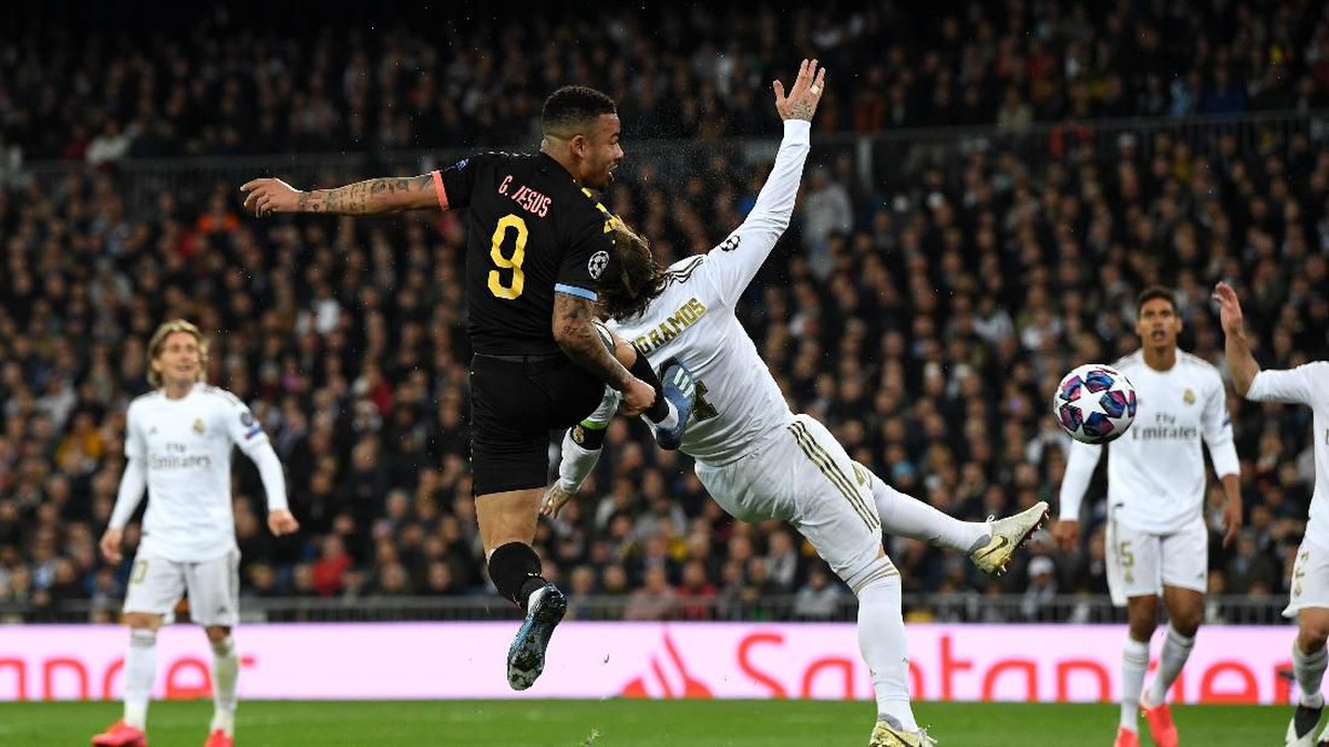 Gabriel Jesus berduel dengan Sergio Ramos di leg pertama Liga Champions (Foto: Getty Images/David Ramos)