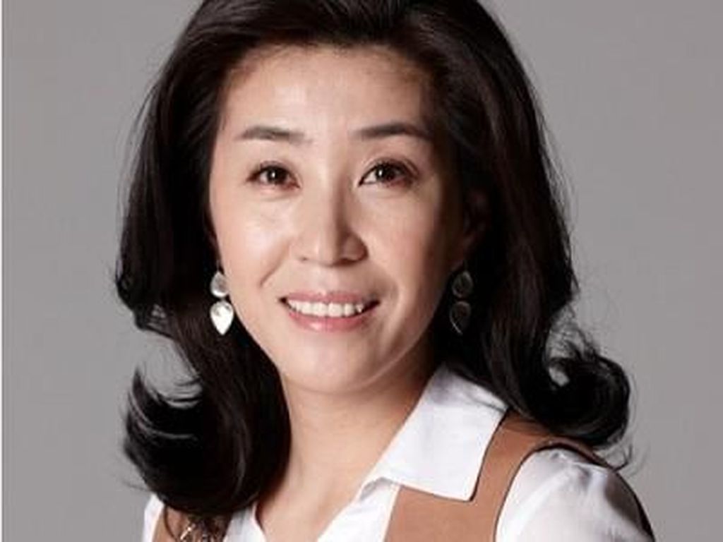 Familiar Banget! 7 Artis Paling Sering Memerankan Ayah-Ibu di Drakor Familiar Banget! 7 Artis Paling Sering Memerankan Ayah-Ibu di Drakor