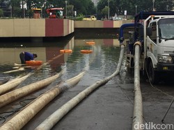 Tiga Hari Underpass Kemayoran Tak Bisa Dilintasi, Banjir Masih 4 Meter