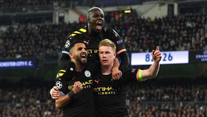 Real Madrid MADRID, SPAIN - FEBRUARY 26: Kevin De Bruyne of Manchester City celebrates with teammates Riyad Mahrez and Benjamin Mendy after scoring his teams second goal during the UEFA Champions League round of 16 first leg match between Real Madrid and Manchester City at Bernabeu on February 26, 2020 in Madrid, Spain. (Photo by David Ramos/Getty Images)