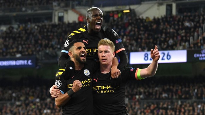 MADRID, SPAIN - FEBRUARY 26: Kevin De Bruyne of Manchester City celebrates with teammates Riyad Mahrez and Benjamin Mendy after scoring his teams second goal during the UEFA Champions League round of 16 first leg match between Real Madrid and Manchester City at Bernabeu on February 26, 2020 in Madrid, Spain. (Photo by David Ramos/Getty Images)