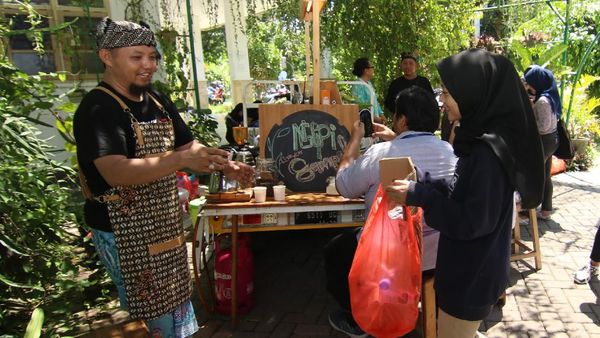 Unik! Ngopi di Kafe Ini Bayarnya Pakai Sampah Lho