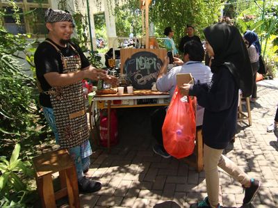 Unik! Ngopi di Kafe Ini Bayarnya Pakai Sampah Lho