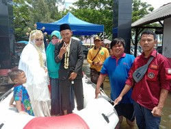 Viral Pengantin di Bekasi Nikah di Tengah Banjir, Begini Ceritanya
