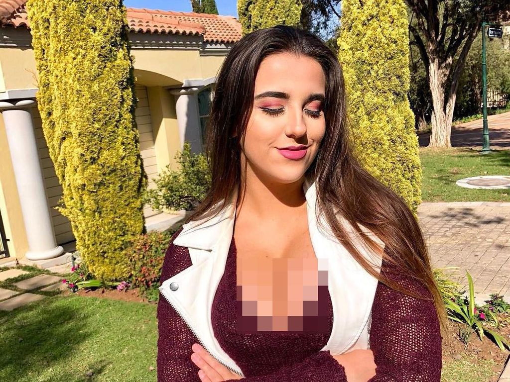 Foto Model yang Pesonanya Buat Pria Rela Potong Lidah Demi Buktikan Cinta Foto Model yang Pesonanya Buat Pria Rela Potong Lidah Demi Buktikan Cinta