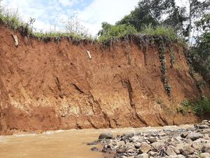 Video Longsor di Bogor Hanyutkan Belasan Makam, Kafan Gelantungan