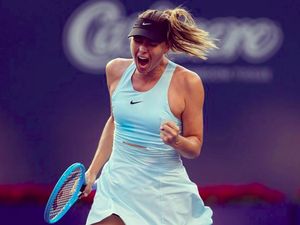 Gaya Liburan Petenis Cantik Maria Sharapova