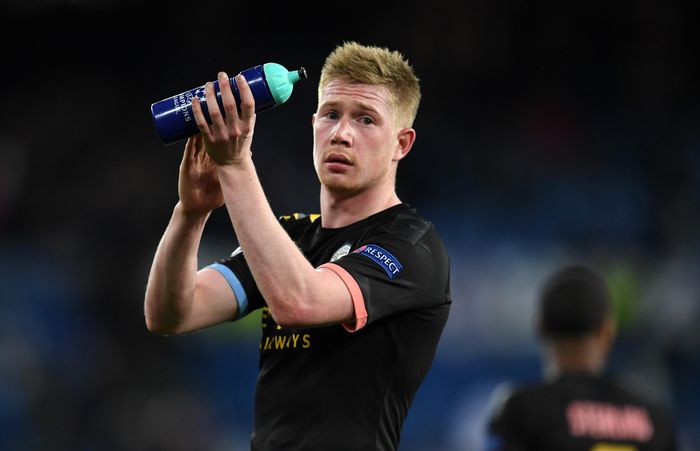 MADRID, SPAIN - FEBRUARY 26: Kevin De Bruyne of Manchester City scores a penalty for his teams second goal during the UEFA Champions League round of 16 first leg match between Real Madrid and Manchester City at Bernabeu on February 26, 2020 in Madrid, Spain. (Photo by David Ramos/Getty Images)