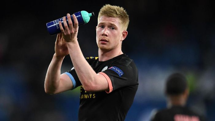 Kevin De Bruyne MADRID, SPAIN - FEBRUARY 26: Kevin De Bruyne of Manchester City scores a penalty for his teams second goal during the UEFA Champions League round of 16 first leg match between Real Madrid and Manchester City at Bernabeu on February 26, 2020 in Madrid, Spain. (Photo by David Ramos/Getty Images)